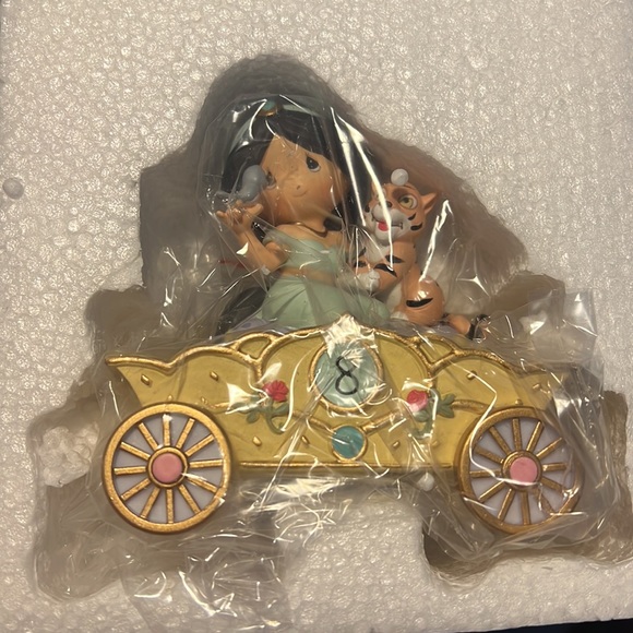 Precious moments Disney birthday parade Jasmine number 8 figurine. - Picture 3 of 4